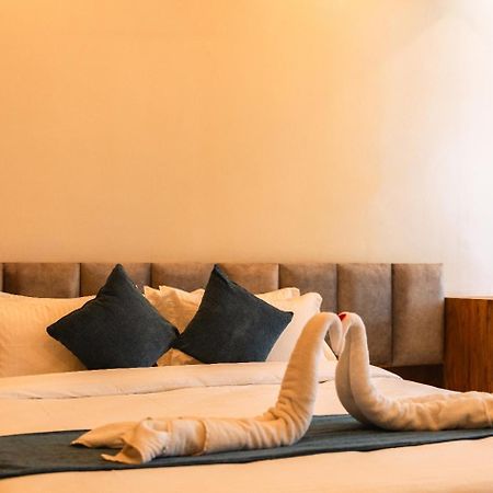 Hotel Kamrupa กูวาฮาติ ภายนอก รูปภาพ
